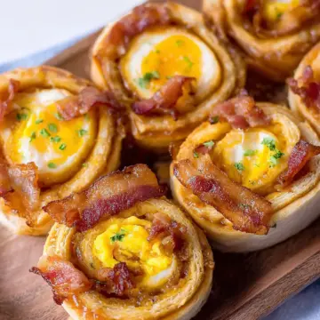 Easy Bacon and Egg Breakfast Rolls