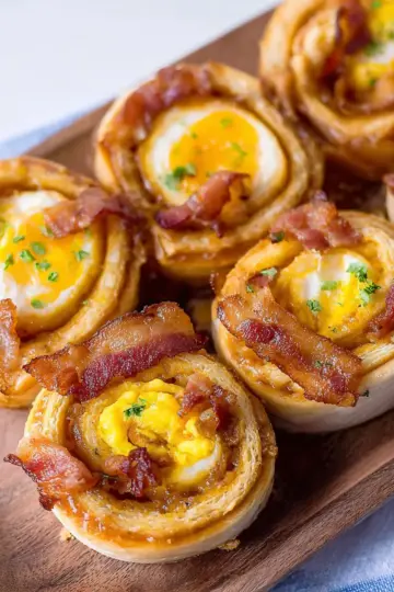 Easy Bacon and Egg Breakfast Rolls